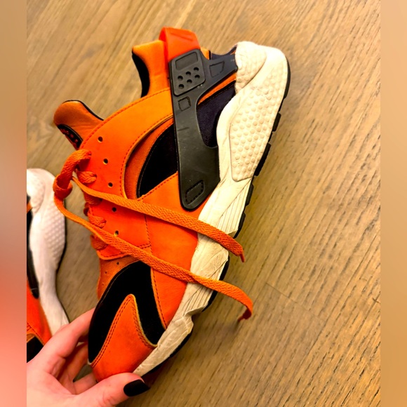 Men’s Nike Air Huarache orange shoes - Picture 3 of 6